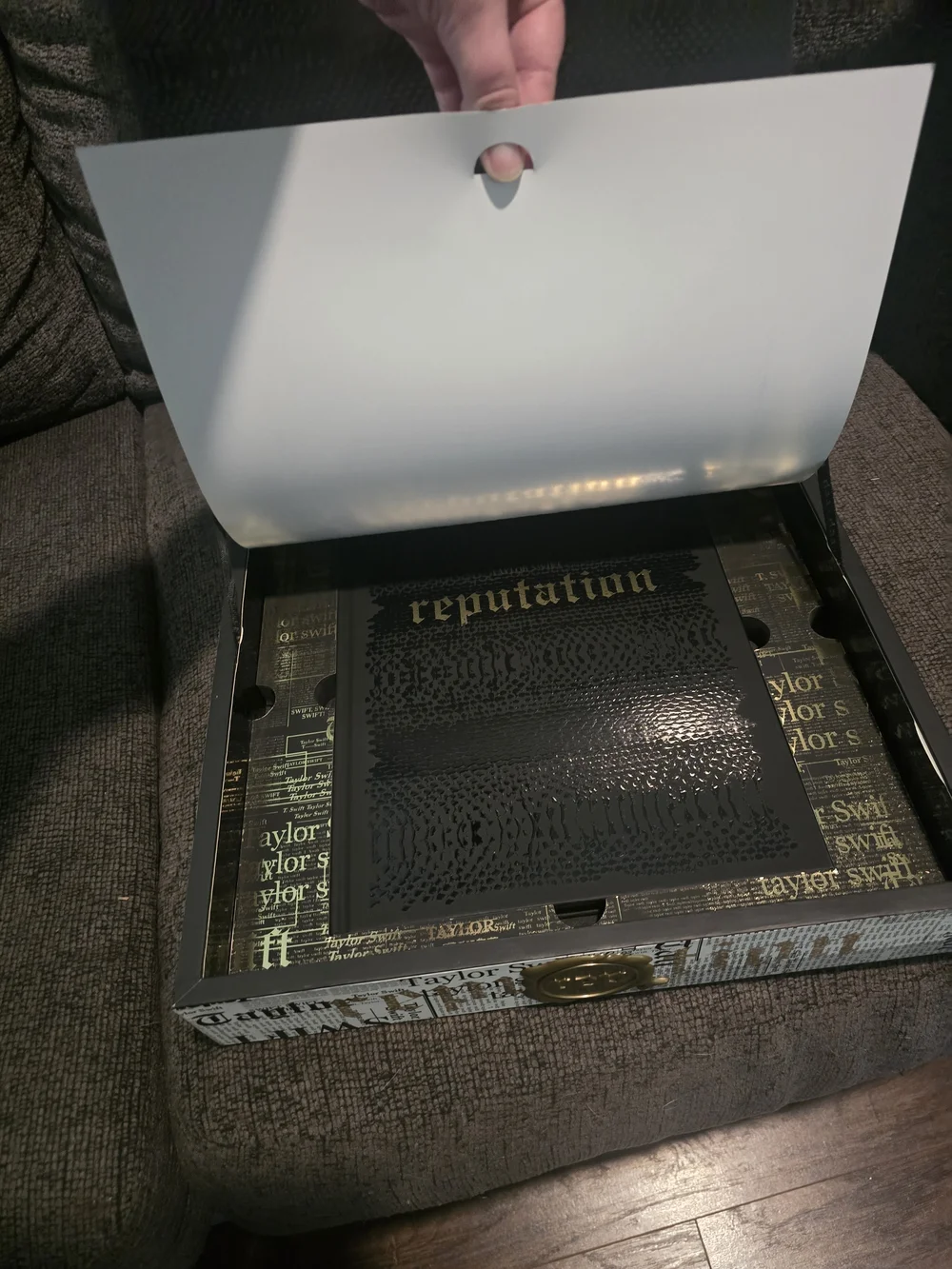 Taylor Swift | Complete & Working Reputation Tour VIP Box - Picture 7 of 9